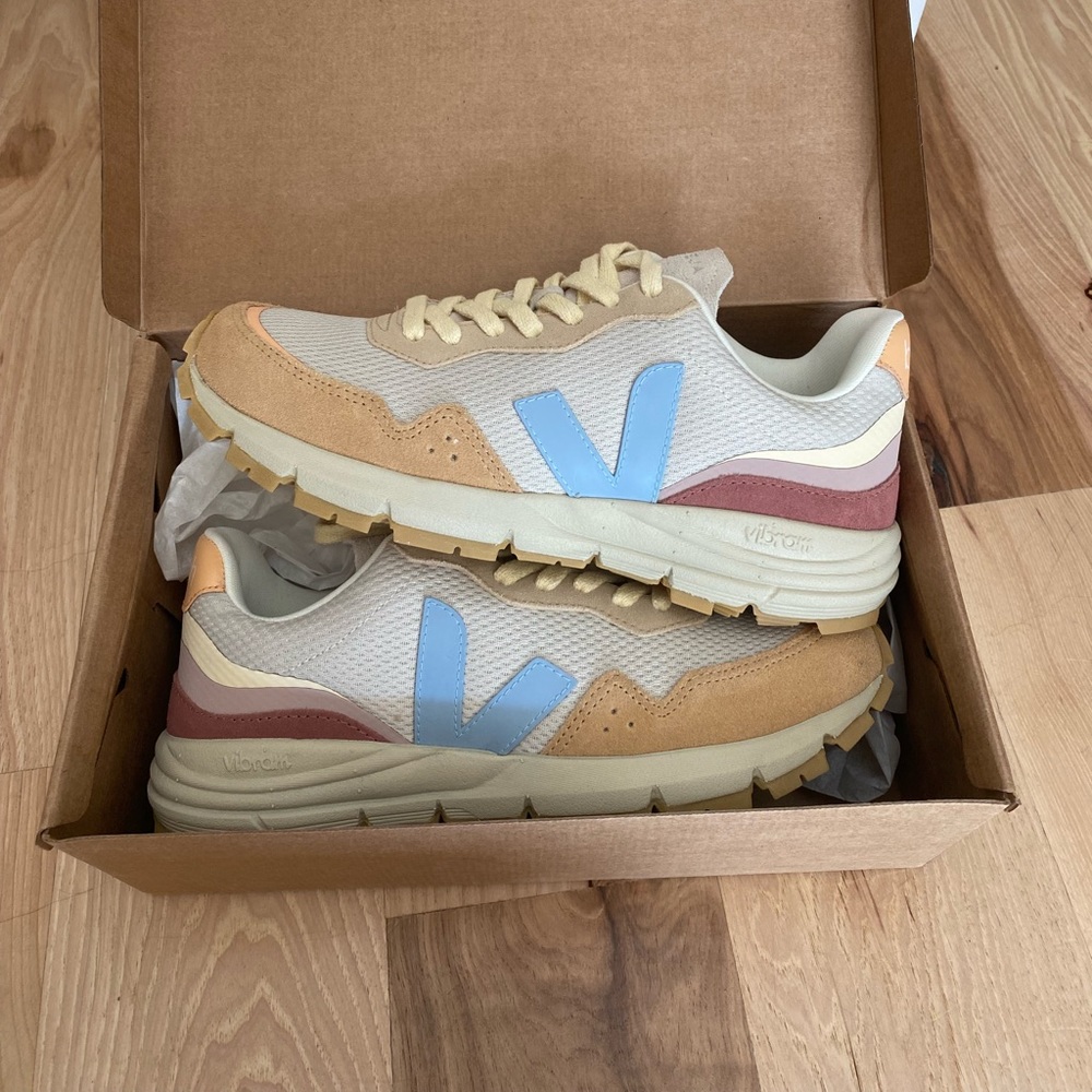 NWT VEJA sneakers